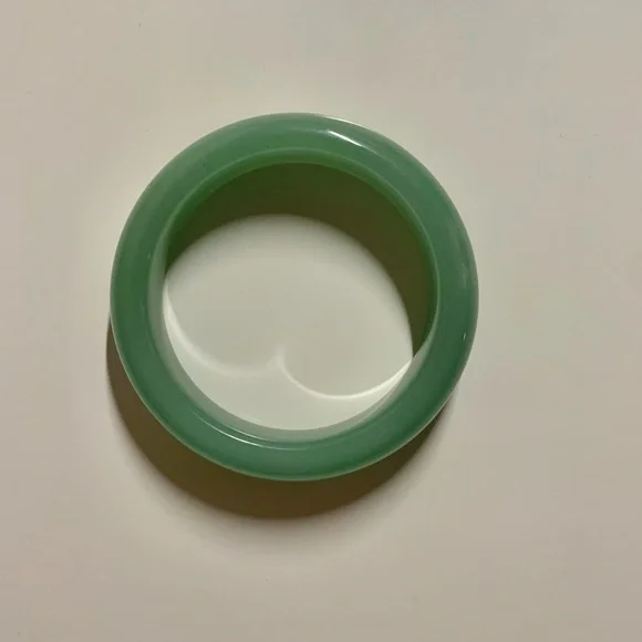 Green Jade-alike Aventurine Bangle - Picture 3 of 4